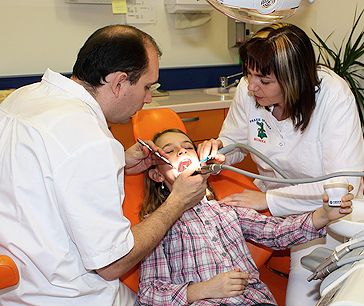 Kind bei der Zahnbehandlung